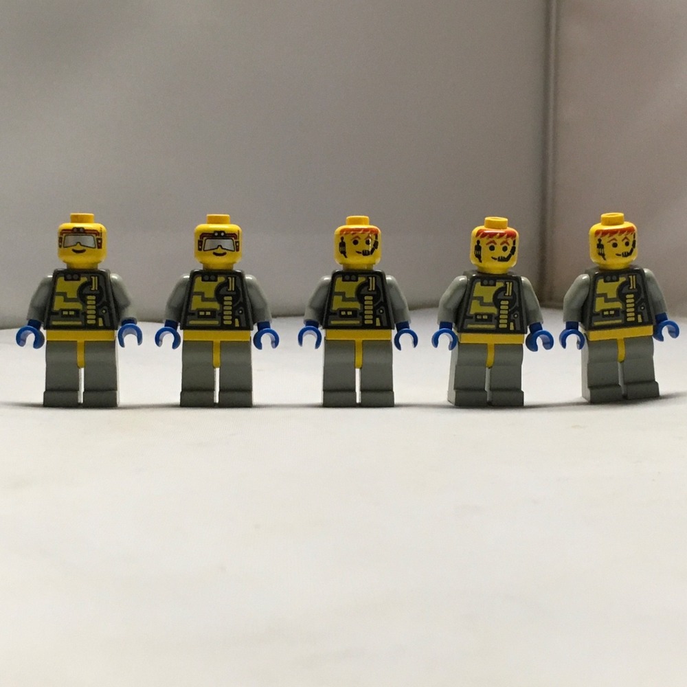 Space LEGO Unitron 5x Minifigures Various Accessories Vintage - Picture 11 of 13